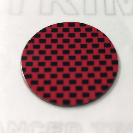 Placa protectora TRD con letras de plástico de carbono rojo en relieve