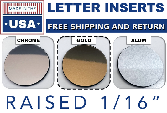 Placa protectora TRD con letras de plástico doradas en relieve